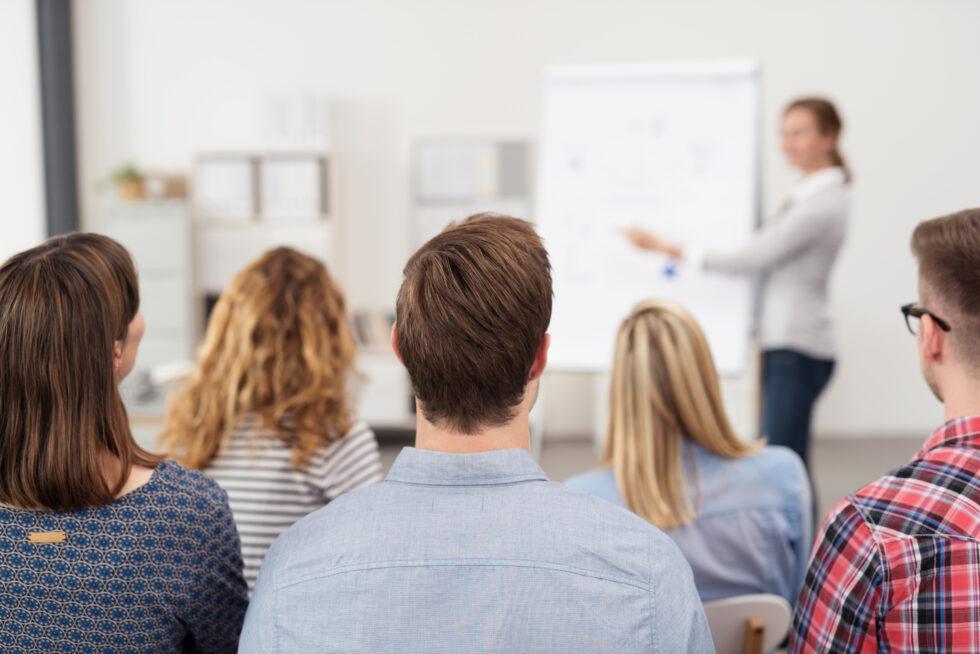 Teilnehmer bei der Sachkundevorbereitung im Sicherheitsgewerbe diskutieren verantwortungsvolle Aufgaben im Sicherheitsdienst.