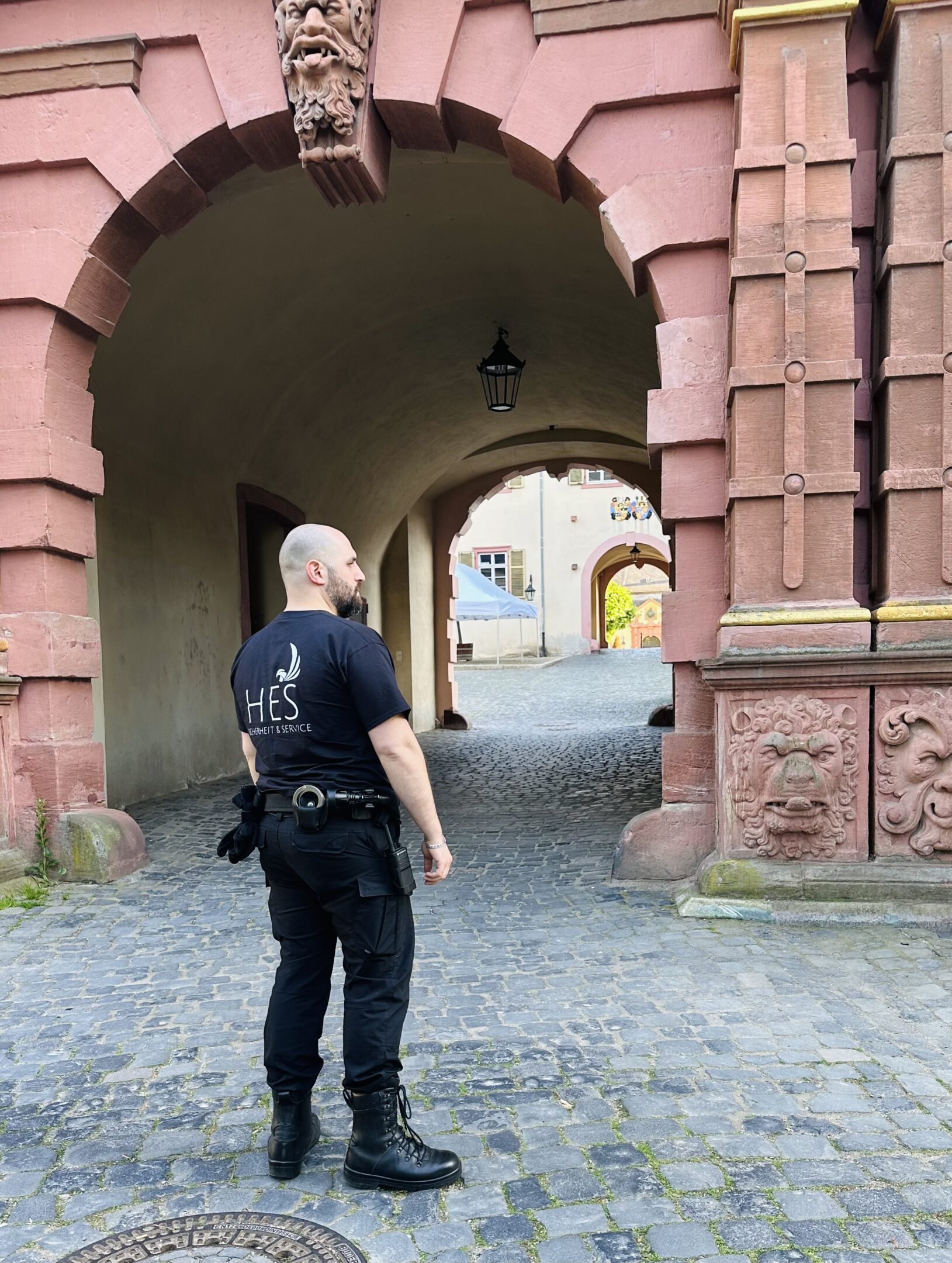 A professional training session in security solutions with a guard at a historical site ensuring reliable safety and sicherheitsdienst.